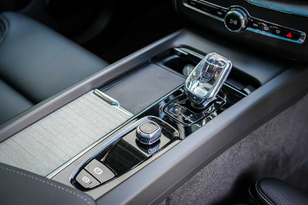 Volvo  XC60 Ultra, T8 AWD Plug-in hybrid, Electric/Petrol, Dark