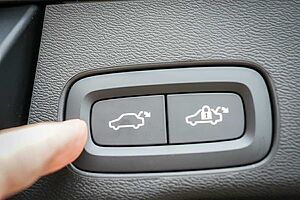 Volvo  XC60 Ultra, T8 AWD Plug-in hybrid, Electric/Petrol, Dark