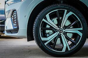 Volvo  XC60 Ultra, T8 AWD Plug-in hybrid, Electric/Petrol, Dark