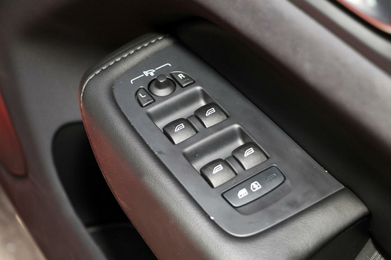 Volvo  UZ MY23 Ultimate B5 AWD Bright
